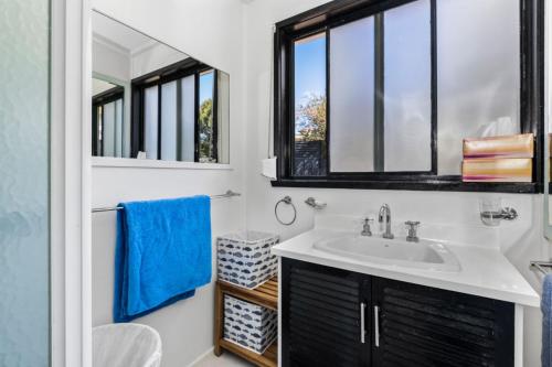 un bagno con lavandino e due finestre di Inverloch' s Lime Green Door - Linen, Wifi, Pet Friendly a Inverloch