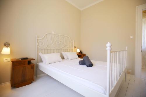 ein Schlafzimmer mit einem weißen Bett und einem blauen Kissen darauf in der Unterkunft The Big Blue - old town center in Zadar
