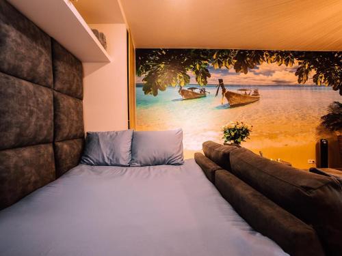 um quarto com um sofá e uma pintura na parede em Unique holiday home with starry sky pool em Culemborg