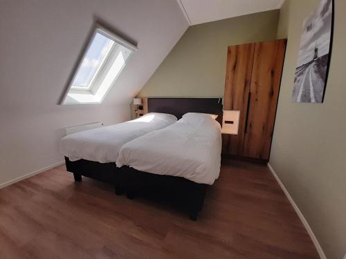 Tempat tidur dalam kamar di 2 new modern homes located next to each other