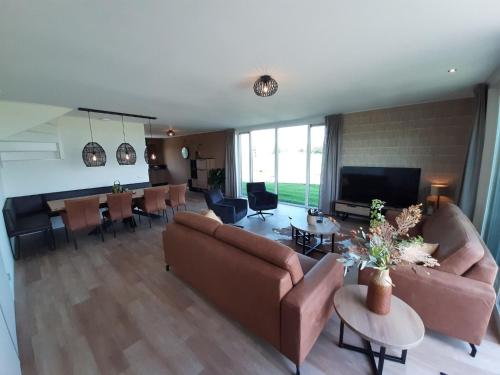 Televisyen dan/atau pusat hiburan di Stylish Frisian Villa with Garden