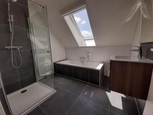 een badkamer met een douche, een bad en een wastafel bij 20-person group home in the heart of Friesland in Leons