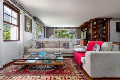 sala de estar con sofá y mesa en Casa em Araras: Piscina, sauna e serviço incluído!, en Araras