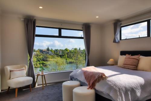 - une chambre avec une grande fenêtre, un lit et une chaise dans l'établissement Experience The Magic of Riverside Living - 5 beds, à Hamilton