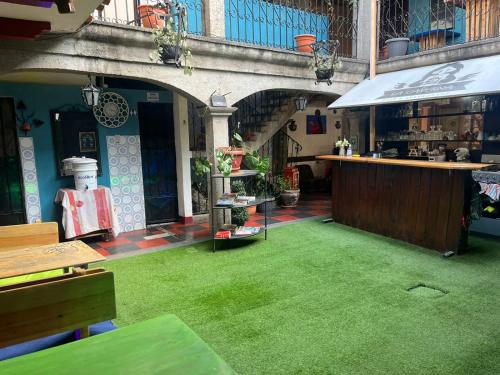 een patio met groen gras voor een winkel bij Hotel Cristal in Antigua Guatemala