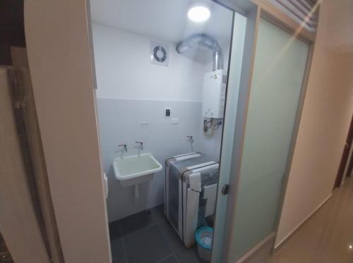 ein kleines Bad mit einem Waschbecken und einem WC in der Unterkunft Edificio parque residencial in Lima