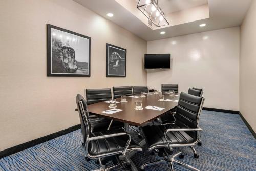 Kawasan bisnes dan/atau bilik persidangan di Cambria Hotel Minneapolis Maple Grove