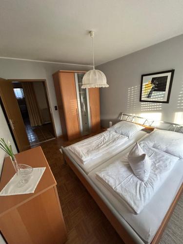 1 Schlafzimmer mit 2 Betten und einem Tisch in der Unterkunft Ferienwohnunghaus Kellermann in Moosbach