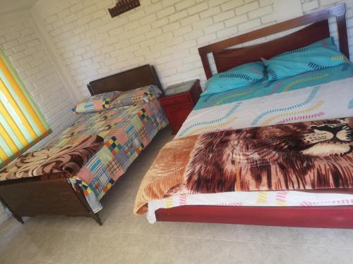 a bedroom with two twin beds next to each other at Chachagüi in Pasto