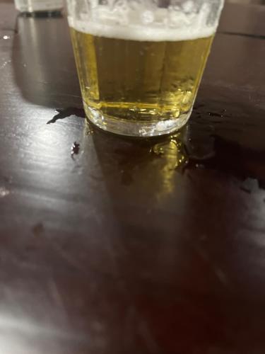 a glass of beer sitting on top of a table at Guilherme in Arapongas