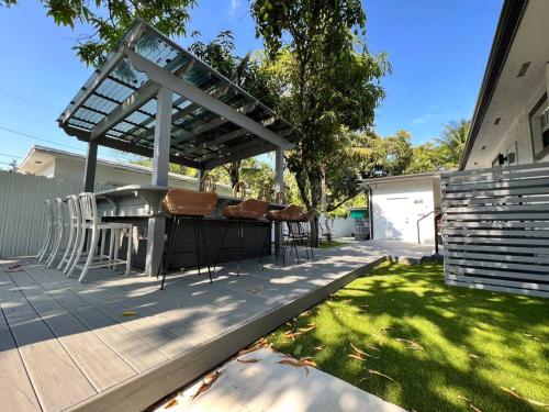 Stylish 2/1 centrally located! photo 16