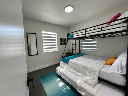 1 dormitorio con 2 literas y espejo en Stylish 2/1 centrally located!, en Miami