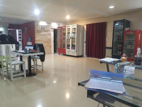 una tienda con mesas y sillas en una habitación en Hostel Bauti en Ezeiza en Ezeiza
