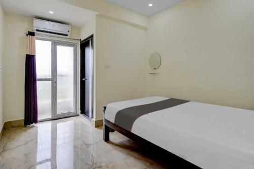 Ένα ή περισσότερα κρεβάτια σε δωμάτιο στο Collection O Hotel Emara Inn Near Ascendas Park Square Mall