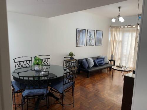 uma sala de estar com uma mesa e um sofá em Departamento Céntrico Tucumán 1A em San Miguel de Tucumán
