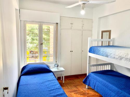 a bedroom with two bunk beds and a window at Departamento Céntrico Tucumán 1A in San Miguel de Tucumán