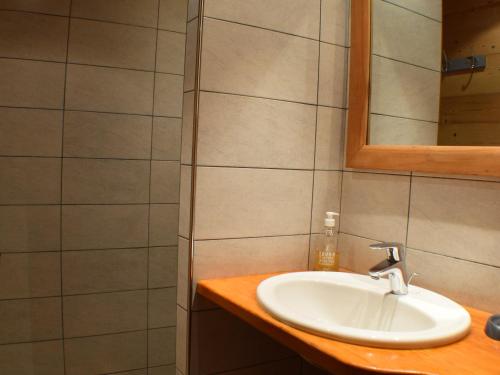 W łazience znajduje się umywalka i lustro. w obiekcie Appartement Le Grand-Bornand, 2 pièces, 5 personnes - FR-1-467-26 w mieście Le Grand-Bornand