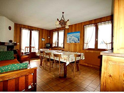 une salle à manger avec une table et des chaises dans l'établissement Appartement 6 personnes, animaux acceptés, parking - Le Grand-Bornand - FR-1-467-39, au Grand-Bornand