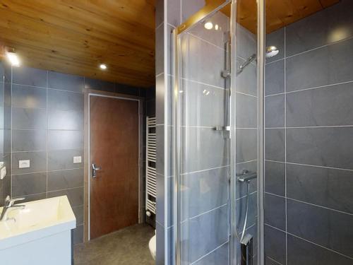 une salle de bain avec douche et lavabo dans l'établissement Appartement 2 chambres avec balcon et parking proche pistes - FR-1-467-47, au Grand-Bornand