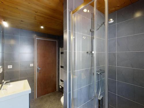 uma casa de banho com um chuveiro e um lavatório. em Appartement Le Grand-Bornand, 3 pièces, 6 personnes - FR-1-467-47 em Le Grand-Bornand