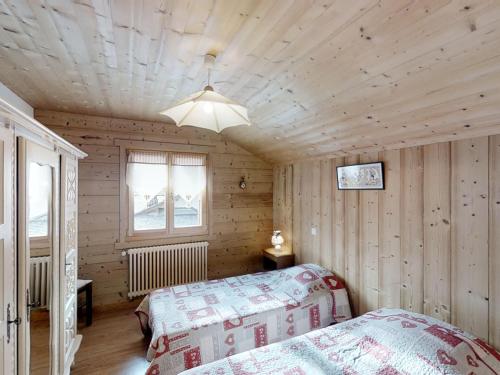 - une chambre avec 2 lits dans une cabane en bois dans l'établissement Appartement cosy avec balcon, proche des pistes et village - 6 pers, parking inclus - FR-1-467-48, au Grand-Bornand