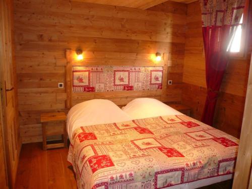 Llit o llits en una habitació de Appartement Le Grand-Bornand, 4 pièces, 6 personnes - FR-1-467-87