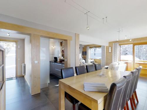 une salle à manger et une cuisine avec une table et des chaises dans l'établissement Duplex cosy près des pistes avec jardin et terrain de jeux, 4 chambres, balcon, pets non admis - FR-1-467-57, au Grand-Bornand