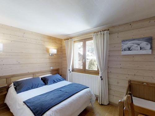 ein Schlafzimmer mit großem Bett und Fenster in der Unterkunft Appartement confortable 4 pers. proche pistes ski Le Grand-Bornand - FR-1-467-55 in Le Grand-Bornand