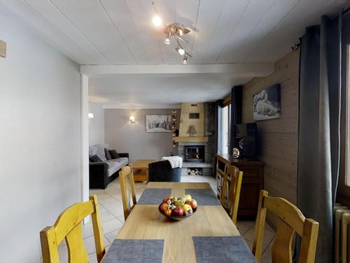 une salle à manger avec une table avec un bol de fruits dessus dans l'établissement Charmant appartement 4 pers, proche pistes, avec jardin, équipements loisirs, parking inclus, Le Grand-Bornand - FR-1-467-55, au Grand-Bornand