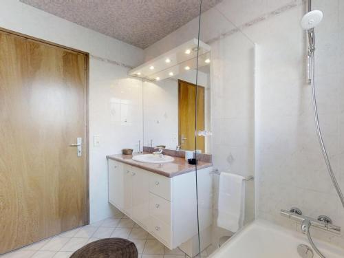 ein weißes Badezimmer mit Waschbecken und Dusche in der Unterkunft Appartement confortable 4 pers. proche pistes ski Le Grand-Bornand - FR-1-467-55 in Le Grand-Bornand