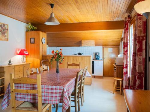 une cuisine et une salle à manger avec une table et des chaises dans l'établissement Confortable 4 chambres, balcon, proche télécabines - FR-1-467-67, au Grand-Bornand