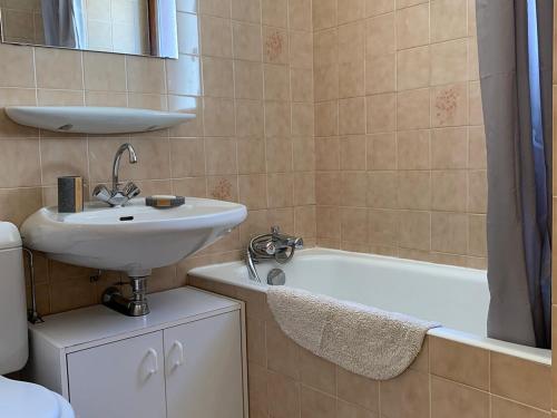 La salle de bains est pourvue d'un lavabo et d'une baignoire. dans l'établissement Appartement Le Grand-Bornand, 1 pièce, 4 personnes - FR-1-467-91, au Grand-Bornand