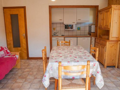une cuisine avec une table et des chaises dans une pièce dans l'établissement Appartement 6 pers. au pied des pistes, parking - FR-1-467-94, au Grand-Bornand