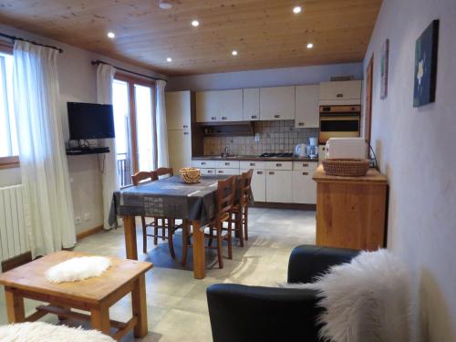 une cuisine et une salle à manger avec une table et des chaises dans l'établissement Studio cosy avec balcon au Grand-Bornand, Animaux admis, Parking privé - FR-1-467-75, au Grand-Bornand