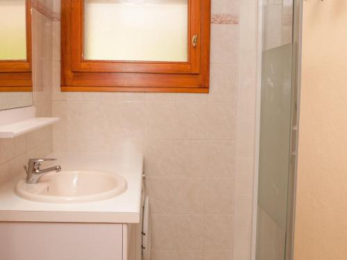une salle de bain avec un lavabo et une douche dans l'établissement Appartement 6 pers. au pied des pistes, parking - FR-1-467-94, au Grand-Bornand