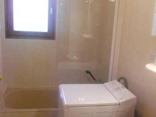un piccolo bagno con servizi igienici e finestra di Appartement Le Grand-Bornand, 2 pièces, 4 personnes - FR-1-467-75 a Le Grand-Bornand