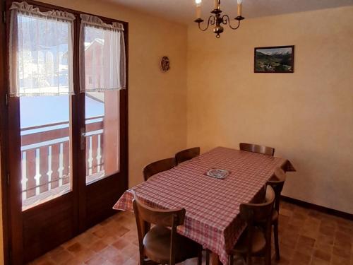une salle à manger avec une table et des chaises et une fenêtre dans l'établissement Appartement 52m² pour 5 pers proche pistes, accès facile, animaux admis – Le Grand-Bornand Village - FR-1-467-77, au Grand-Bornand