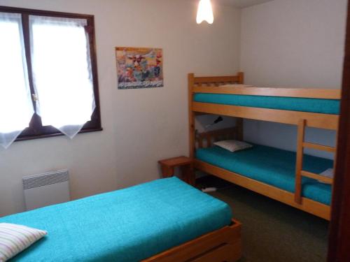 une chambre avec deux lits superposés et une fenêtre dans l'établissement Appartement idéal 4-5 pers. près des pistes - Le Chinaillon - FR-1-467-79, au Grand-Bornand