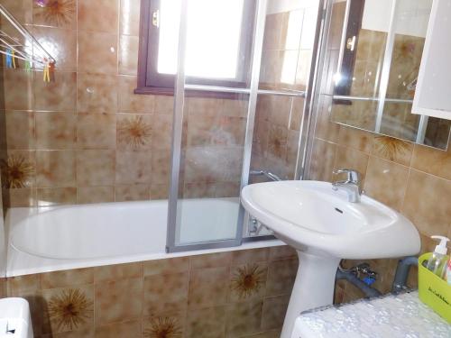 une salle de bain avec un lavabo et une baignoire dans l'établissement Appartement idéal 4-5 pers. près des pistes - Le Chinaillon - FR-1-467-79, au Grand-Bornand