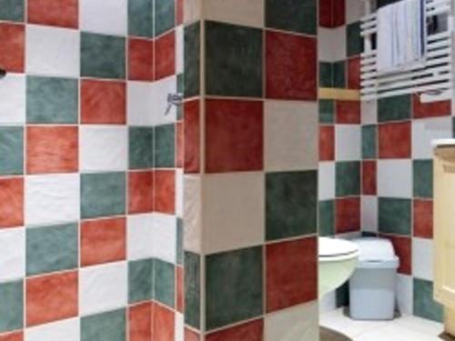 une salle de bain avec douche et toilettes dans l'établissement Charmant studio 24m² avec accès piscine, près des pistes et centre du Grand-Bornand - FR-1-467-103, au Grand-Bornand