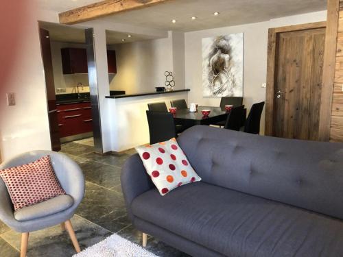 un salon avec un canapé et une salle à manger dans l'établissement Appartement cosy pour 6 personnes avec parking au Grand-Bornand - FR-1-467-84, au Grand-Bornand