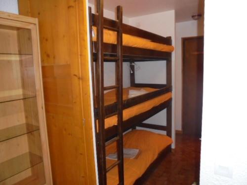 a couple of bunk beds in a room at Appartement Le Grand-Bornand, 1 pièce, 4 personnes - FR-1-467-117 in Le Grand-Bornand