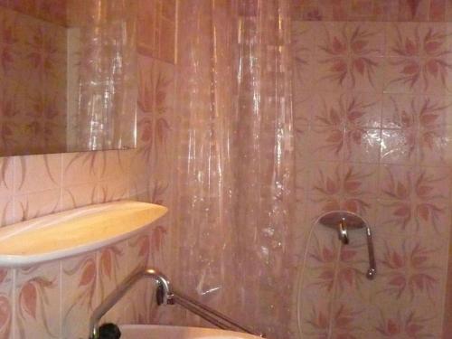 une salle de bain avec un rideau de douche et un lavabo dans l'établissement Appartement 10 pers avec piscine couverte près des pistes et services pratiques au Grand-Bornand - FR-1-467-105, au Grand-Bornand