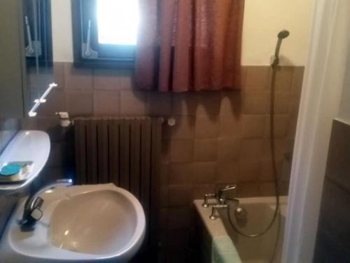 une salle de bain avec un lavabo, des toilettes et une douche dans l'établissement Chalet spacieux 12 pers, proche pistes et navette, parking privé - FR-1-467-121, au Grand-Bornand