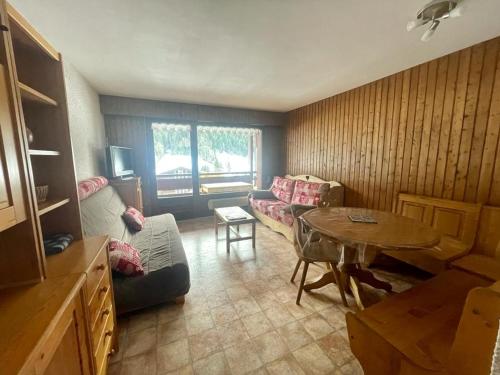 un salon avec un canapé et une table dans l'établissement Studio cosy 4 pers. proche centre, balcon, parking privé, 700m pistes ski, navette gratuite - FR-1-467-118, au Grand-Bornand