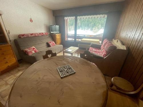 a living room with a couch and a table at Appartement Le Grand-Bornand, 1 pièce, 4 personnes - FR-1-467-118 in Le Grand-Bornand