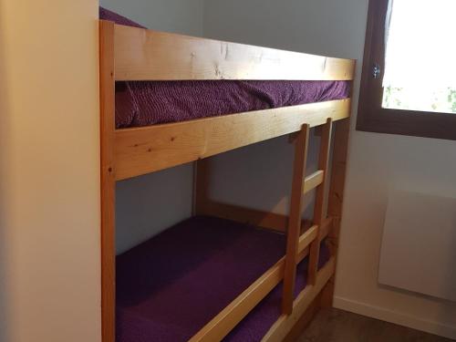 quelques lits superposés dans une chambre dans l'établissement Appartement cosy pour 6 au Grand-Bornand, proche centre et navette gratuite - FR-1-467-122, au Grand-Bornand