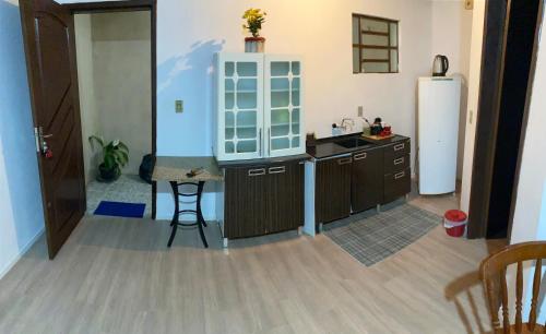 a kitchen with a sink and a refrigerator at Apartamento 03 br 290 restaurante Le Sorelle in Rosário do Sul