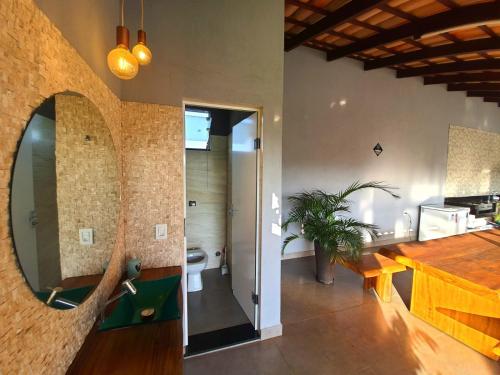 Habitación con comedor con mesa y baño. en Casa em capitólio Mg, en Capitólio