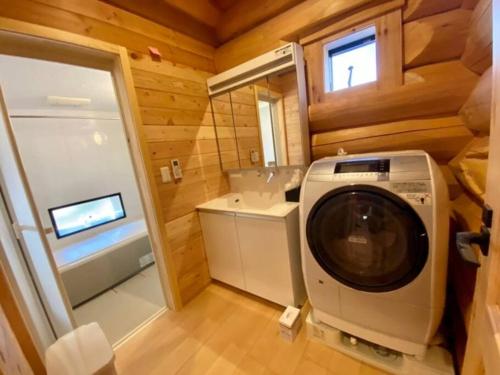 a washer and dryer in a tiny house at 木の王様イェローシーダー ポーラーハウスカナディアン西軽井沢1 in Kutsukake